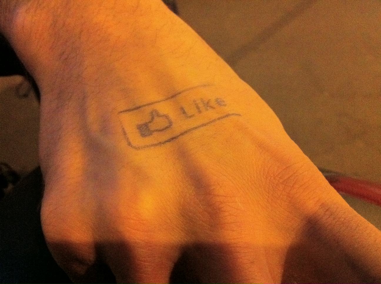 Une main sans pouce pour le Like