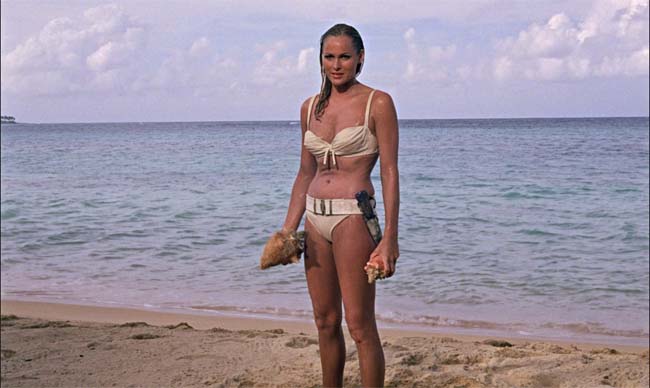Ursula Andress sort de l'eau dans James Bond Dr No