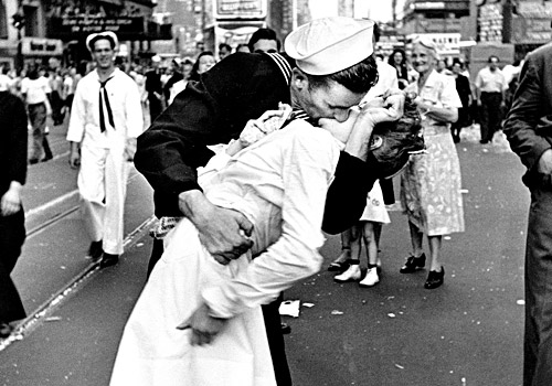 Alfred-Eisenstaedt-V-J-Day-Times-Square-LEICA-100-Jahren