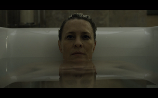 Claire Underwood bath season 3