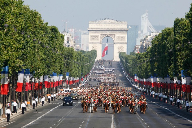 Défilé-avenue-Champs-Elysées-Paris