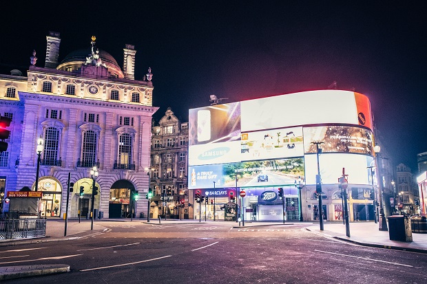 Desert in London Piccadilly Circus vide