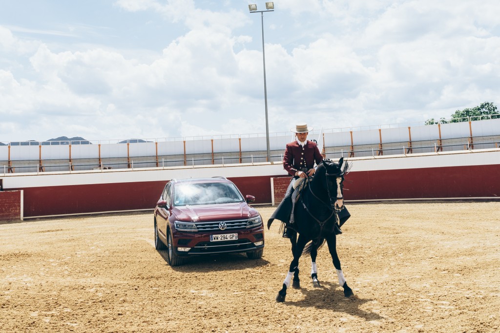 Cavalier devant le nouveau Tiguan de Volkswagen