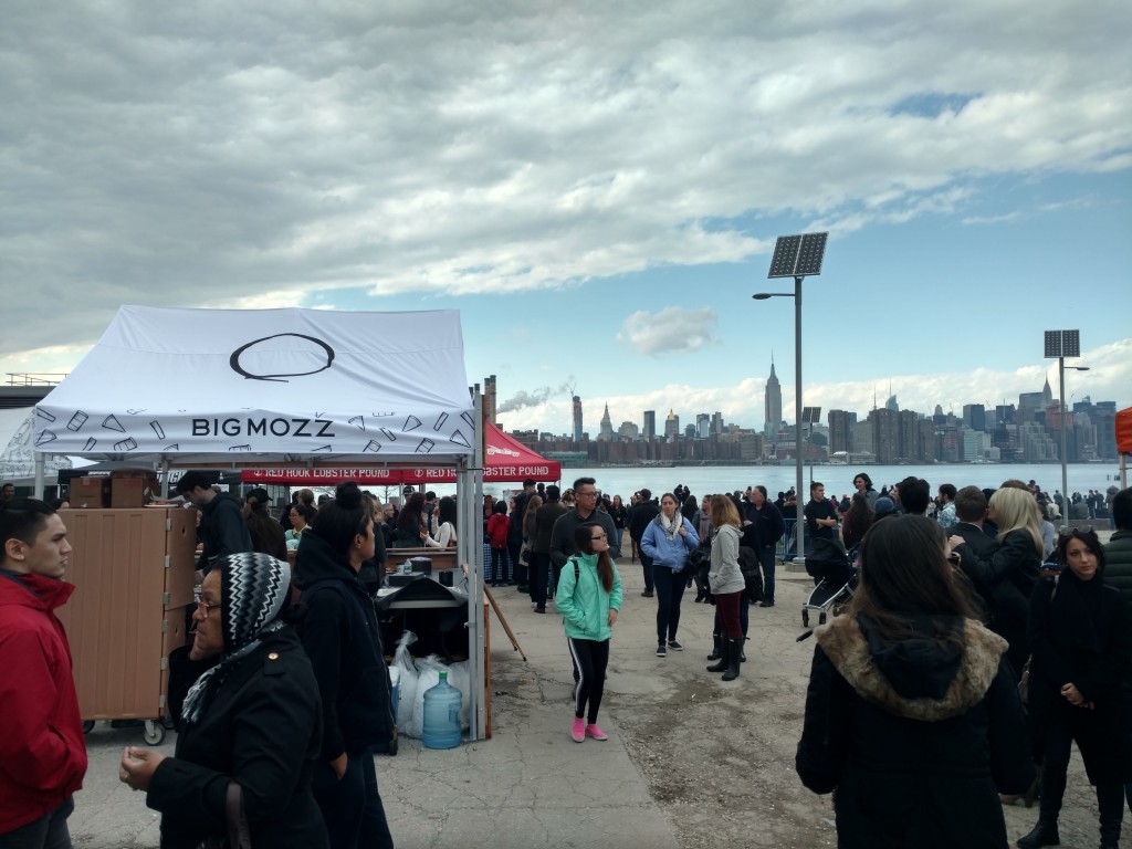 Ciel voilé sur Smorgasburg mais belle vue sur Manhattan 