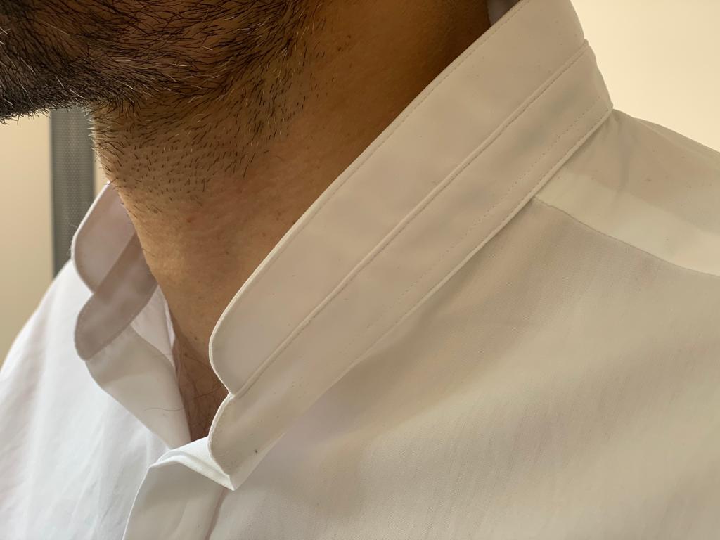 Un rasage impeccable pour ce col blanc