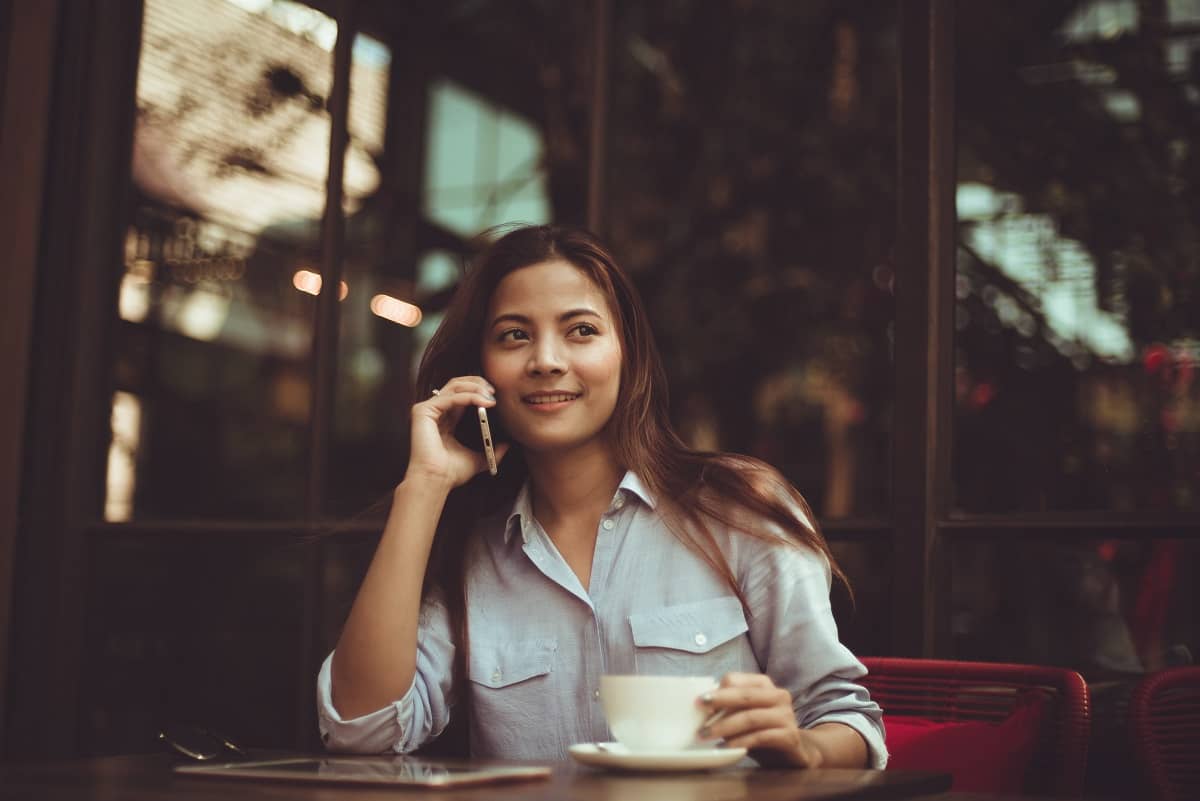 20 exemples de phrases pour aborder une femme en terrasse d’un café ou d’un bar