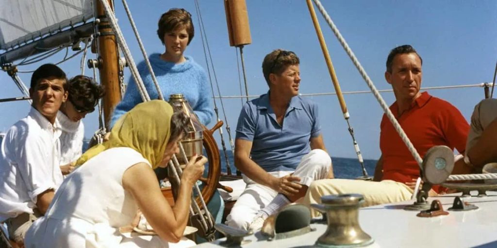 Kennedy à Cap Cod en polo bleu